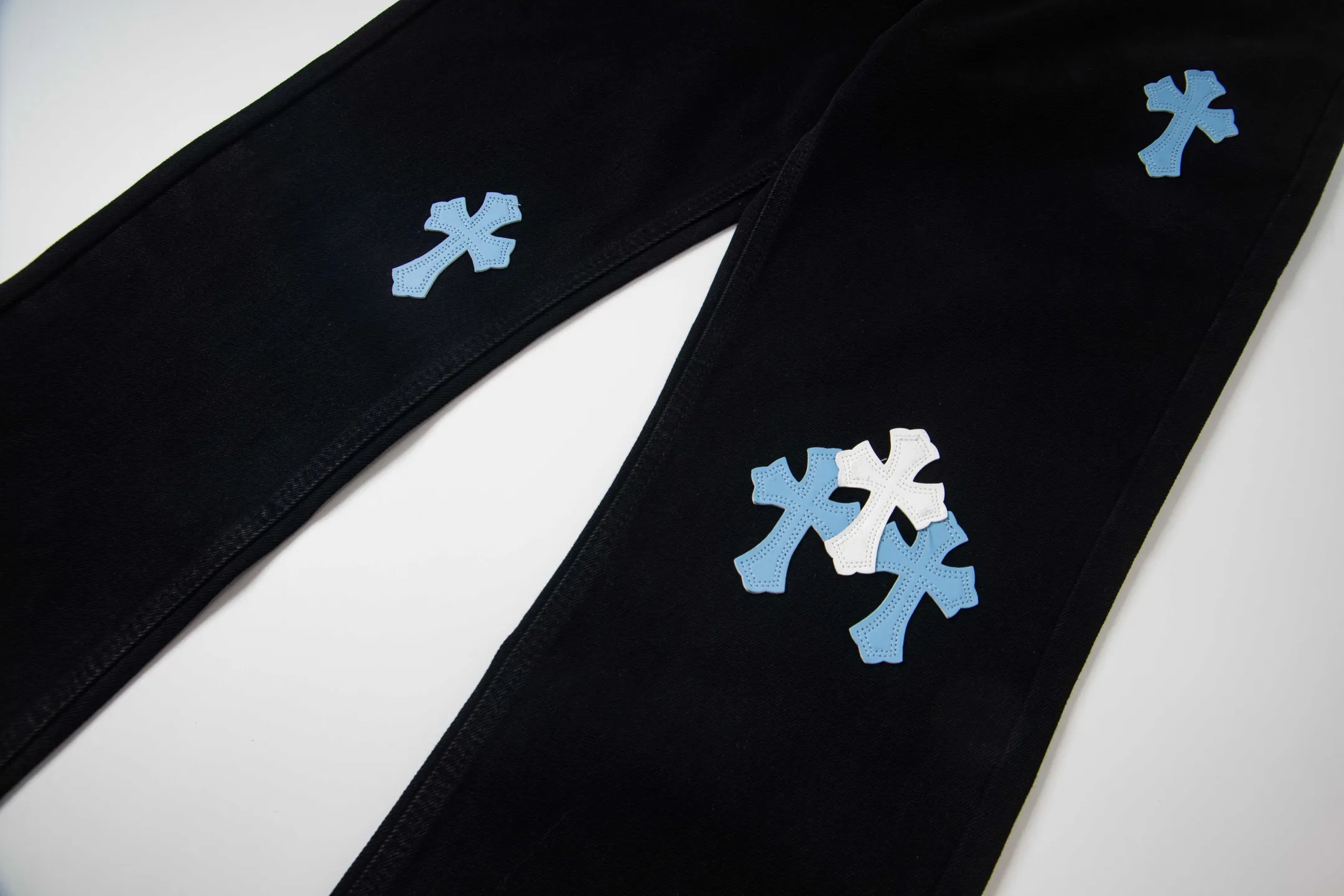 P260 Chrome Hearts Black Pants, Sanskrit Blue and White Multi-Leather Jeans. CH jeans need to be washed and then disassembled and hand-stitched with sheepskin cross leather and then spliced ​​together. The whole piece has too many craftsmanship to explain. The patchwork is decorated with cross patterns and the high-waisted washed jeans! ! Absolutely high-end luxury products, god-level single products and super popular products, made with top heavy industry, a must-see magic weapon. Customized hardware. The fabric is thick and soft after washing. It has good breathability. Customized small leather label. Unique design. The details are simple and elegant, and the workmanship is exquisite. The entire trousers are neatly routed and the details are in place! It’s so cool that both men and women can easily control the genderless trend! Style number: 1801# Color: black Size: 28 30 32 34